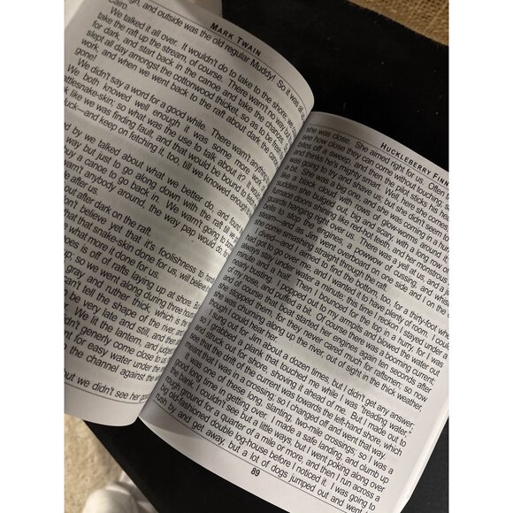 Mark Twains "Adventures Of Huckleberry Finn" Large Font Paperback - Picture 3 of 7